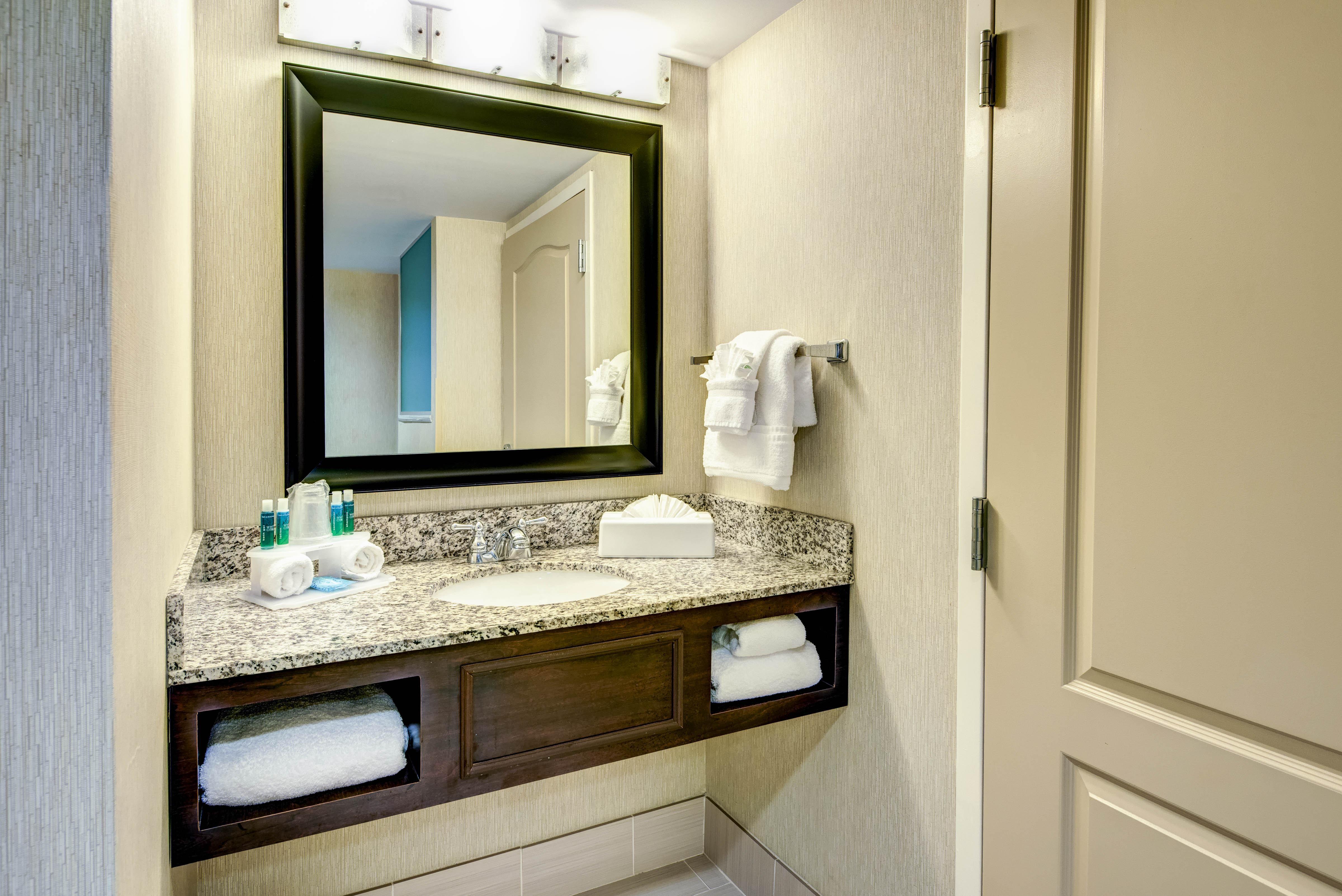 Holiday Inn Express - Neptune By Ihg Екстериор снимка