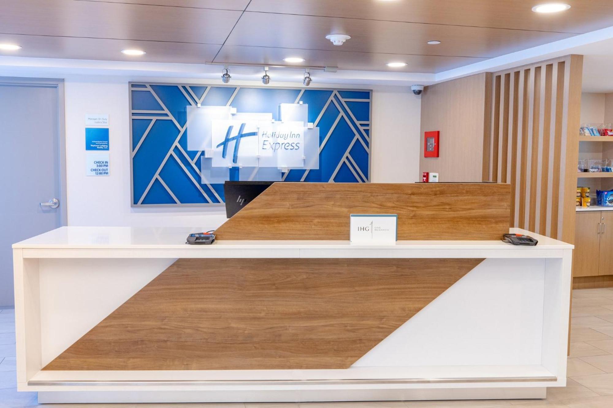 Holiday Inn Express - Neptune By Ihg Екстериор снимка