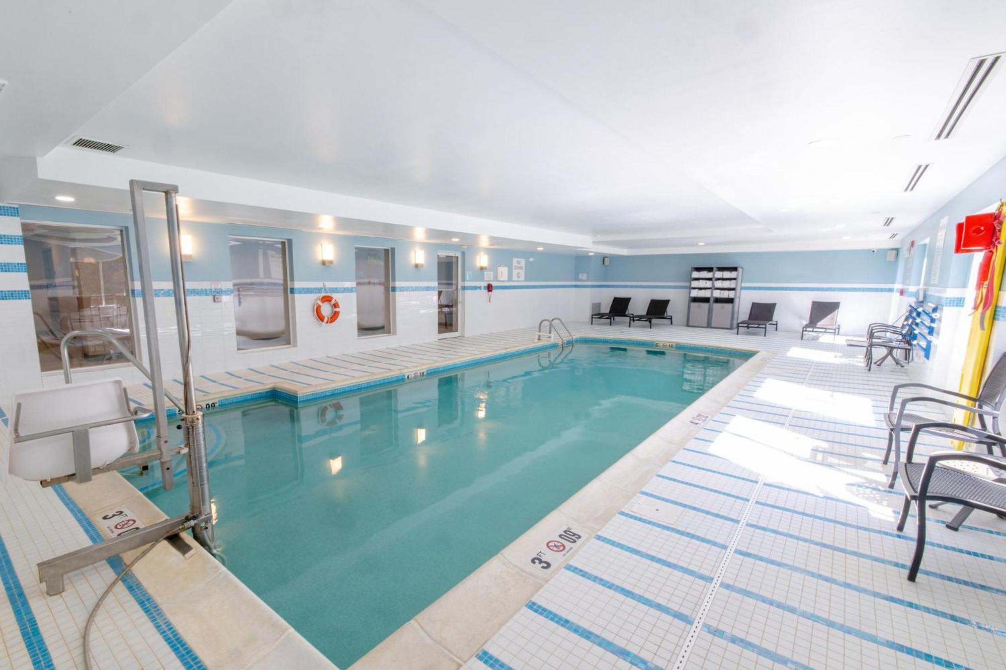 Holiday Inn Express - Neptune By Ihg Екстериор снимка