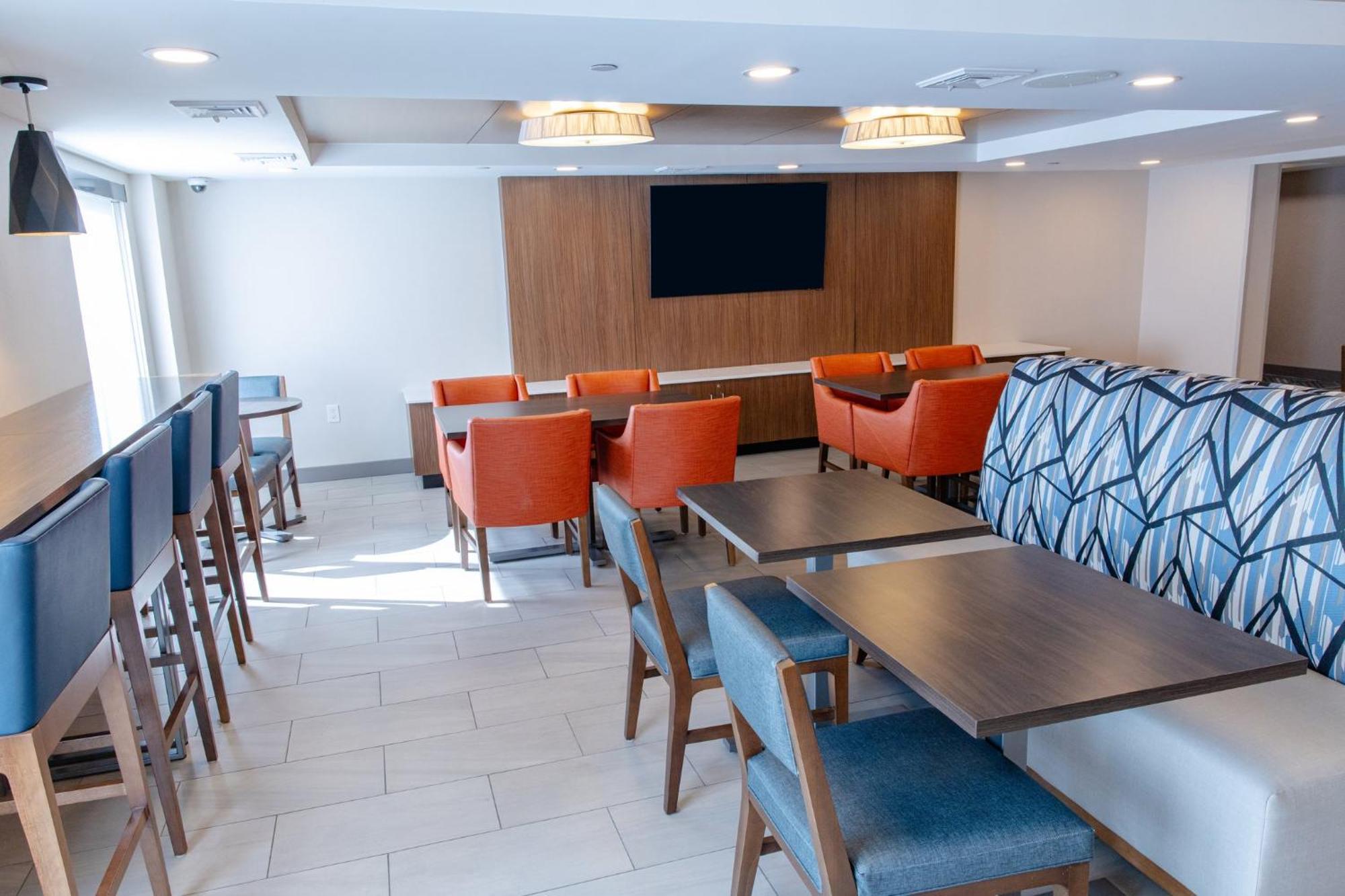 Holiday Inn Express - Neptune By Ihg Екстериор снимка