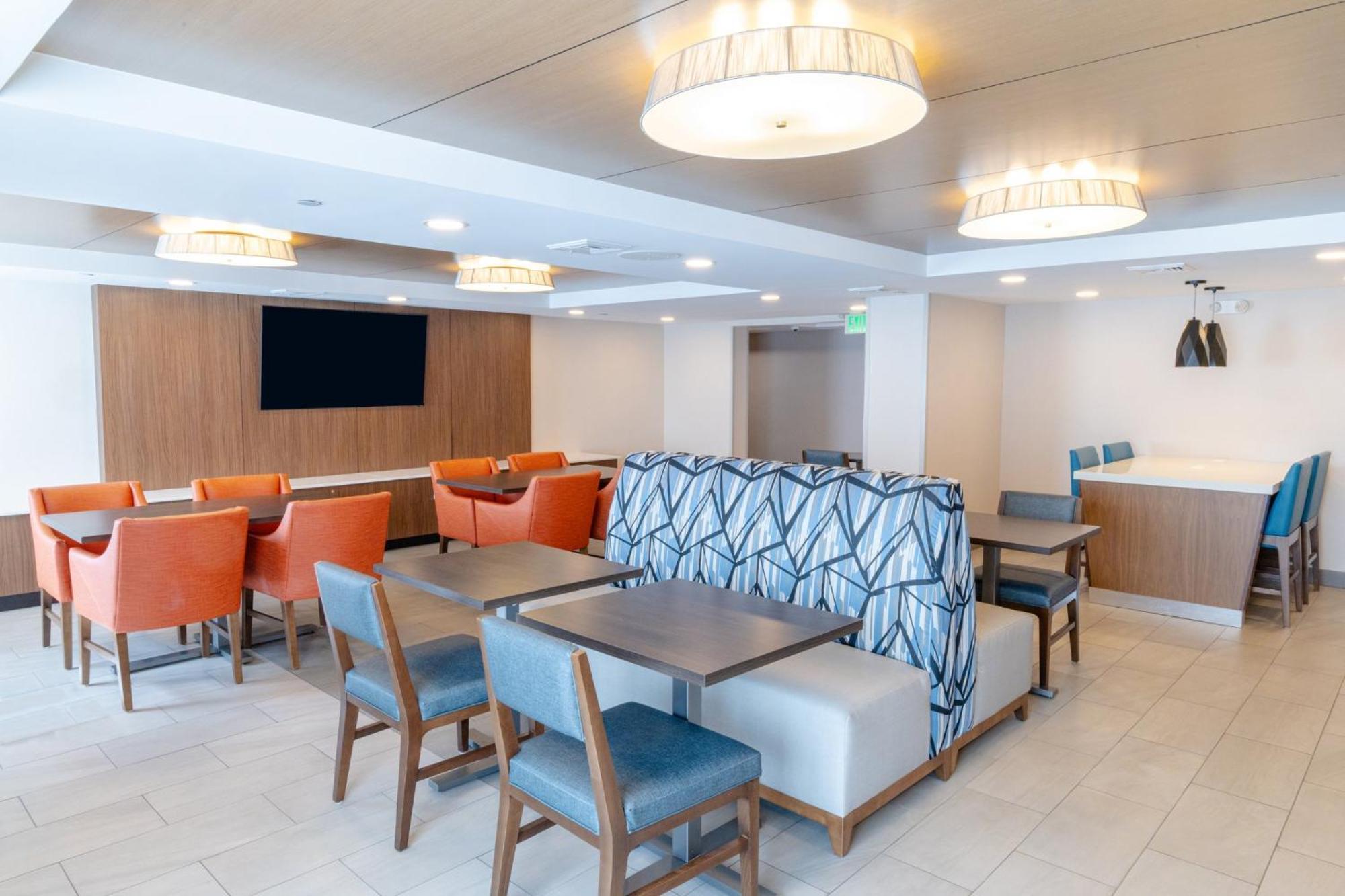 Holiday Inn Express - Neptune By Ihg Екстериор снимка