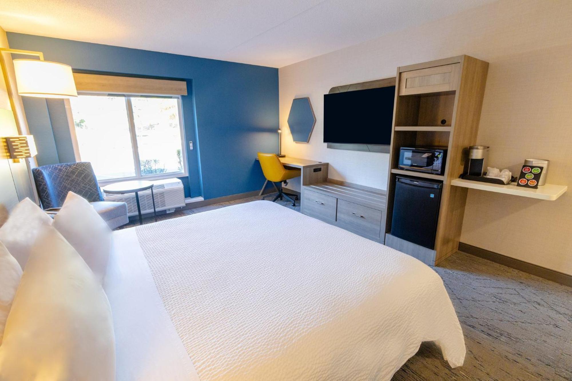 Holiday Inn Express - Neptune By Ihg Екстериор снимка